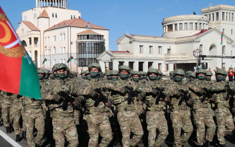 Στρατιωτική παρέλαση των Αζέρων στην πρωτεύουσα του Ναγκόρνο Καραμπάχ