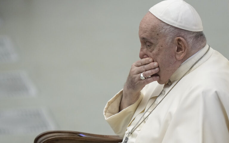 Πάπας Φραγκίσκος σε πιστούς: «Οπως βλέπετε, είμαι ζωντανός»