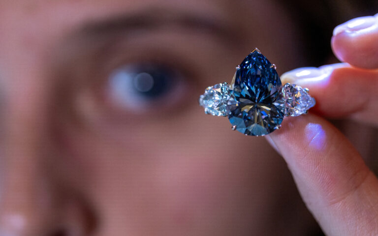 Πάνω από 50 εκατ. δολάρια η εκτιμώμενη τιμή για μπλε διαμάντι – «Σπάνιο λόγω μεγέθους»