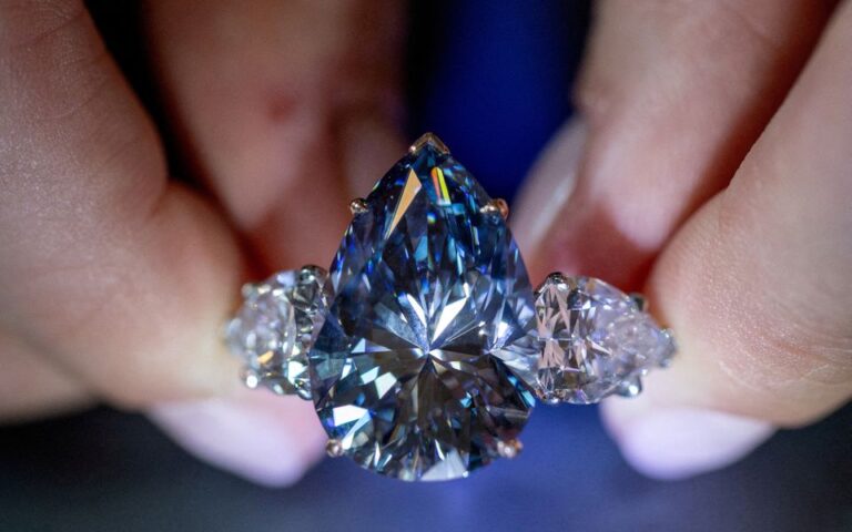 Μπλε διαμάντι πουλήθηκε έναντι 41 εκατ. ευρώ σε δημοπρασία