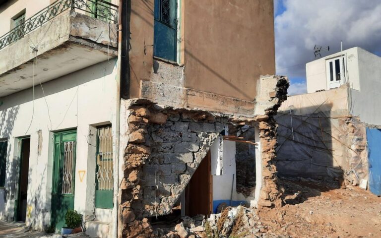 Αρκαλοχώρι: «Το χωριό μας έσφυζε από ζωή και σήμερα δυο χρόνια μετά τον σεισμό φυτοζωεί»