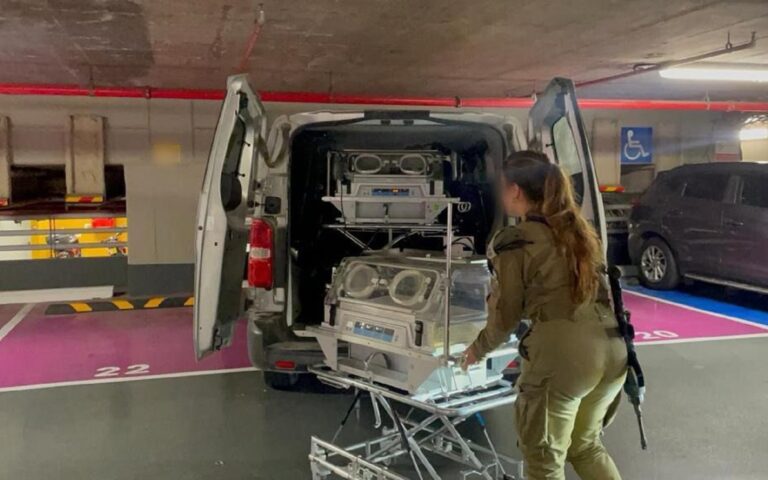 Το Ισραήλ μεταφέρει θερμοκοιτίδες για τα νοσοκομεία στη Γάζα
