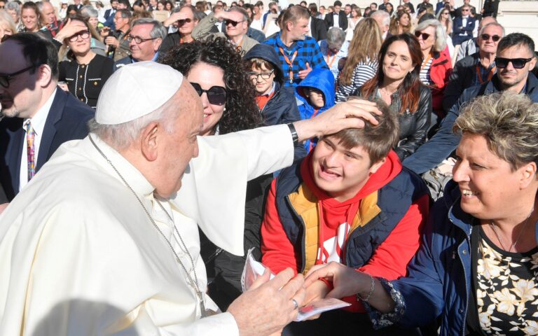 Βατικανό: Ανοιγμα του Πάπα στους διεμφυλικούς