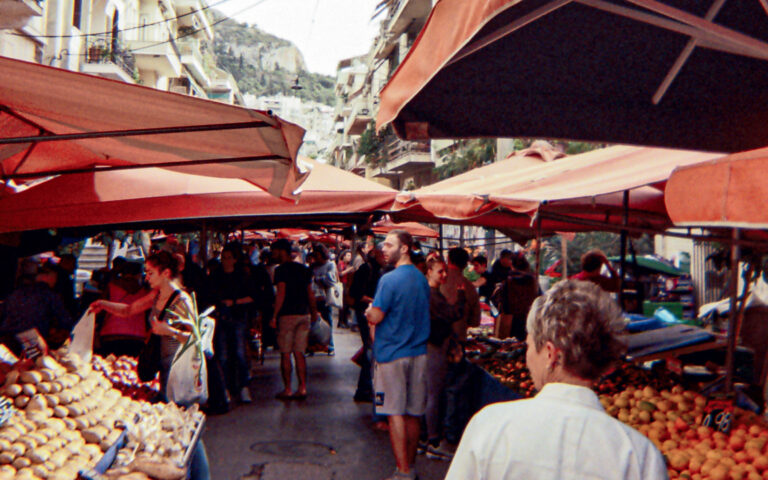 Μία βόλτα στην πιο «μοδάτη» λαϊκή αγορά της Αθήνας