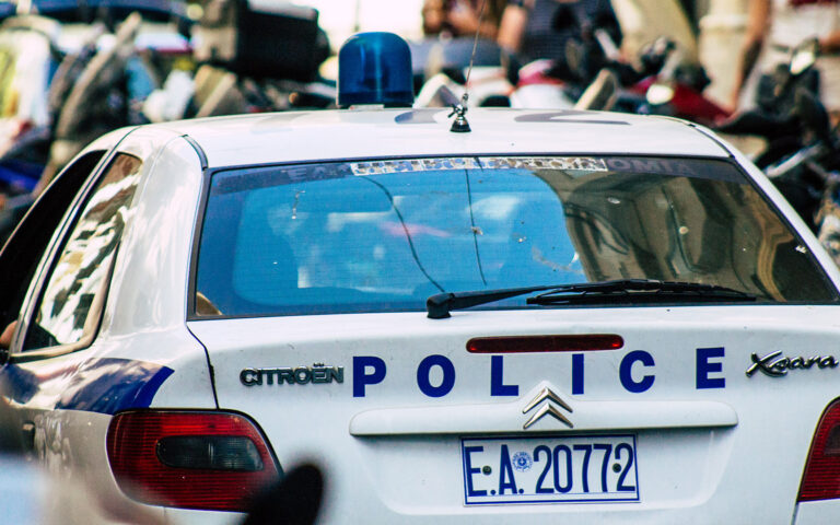 Παλαιό Φάληρο: Καλάσνικοφ, χειροβομβίδα και γεμιστήρες στο κλεμμένο αυτοκίνητο