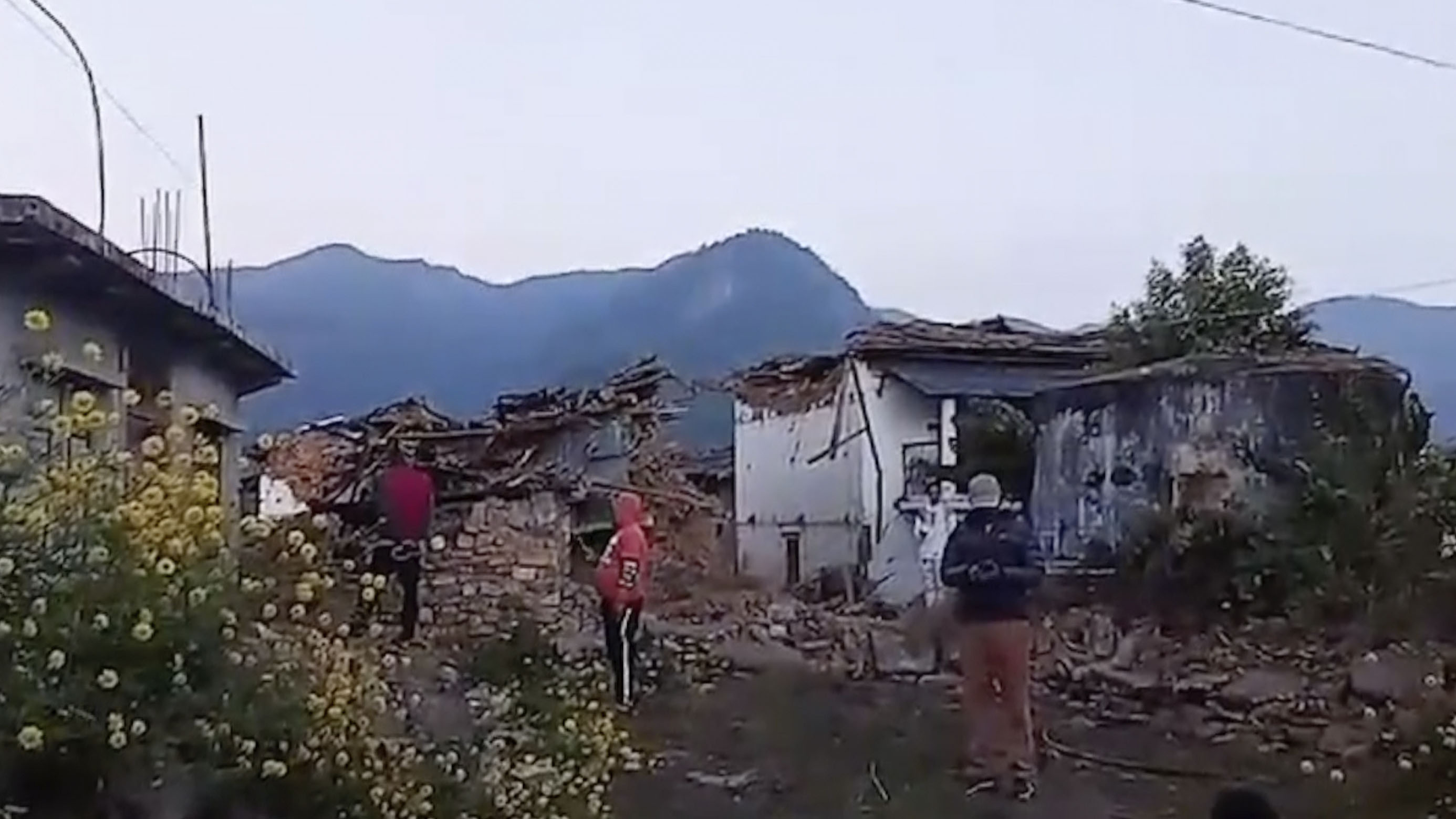 Τουλάχιστον 128 νεκροί από τον σεισμό στο δυτικό Νεπάλ-1