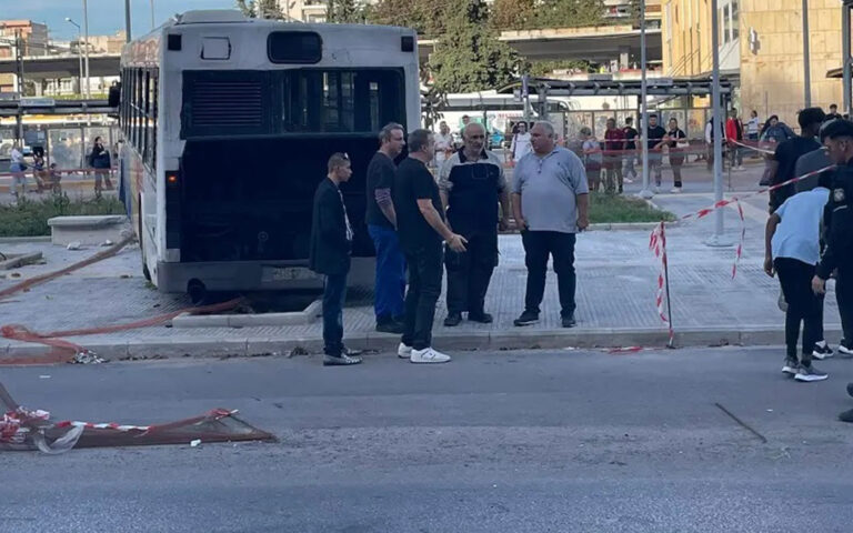 Θεσσαλονίκη: Λεωφορείο παρέσυρε αυτοκίνητα και μηχανή – Μία νεκρή