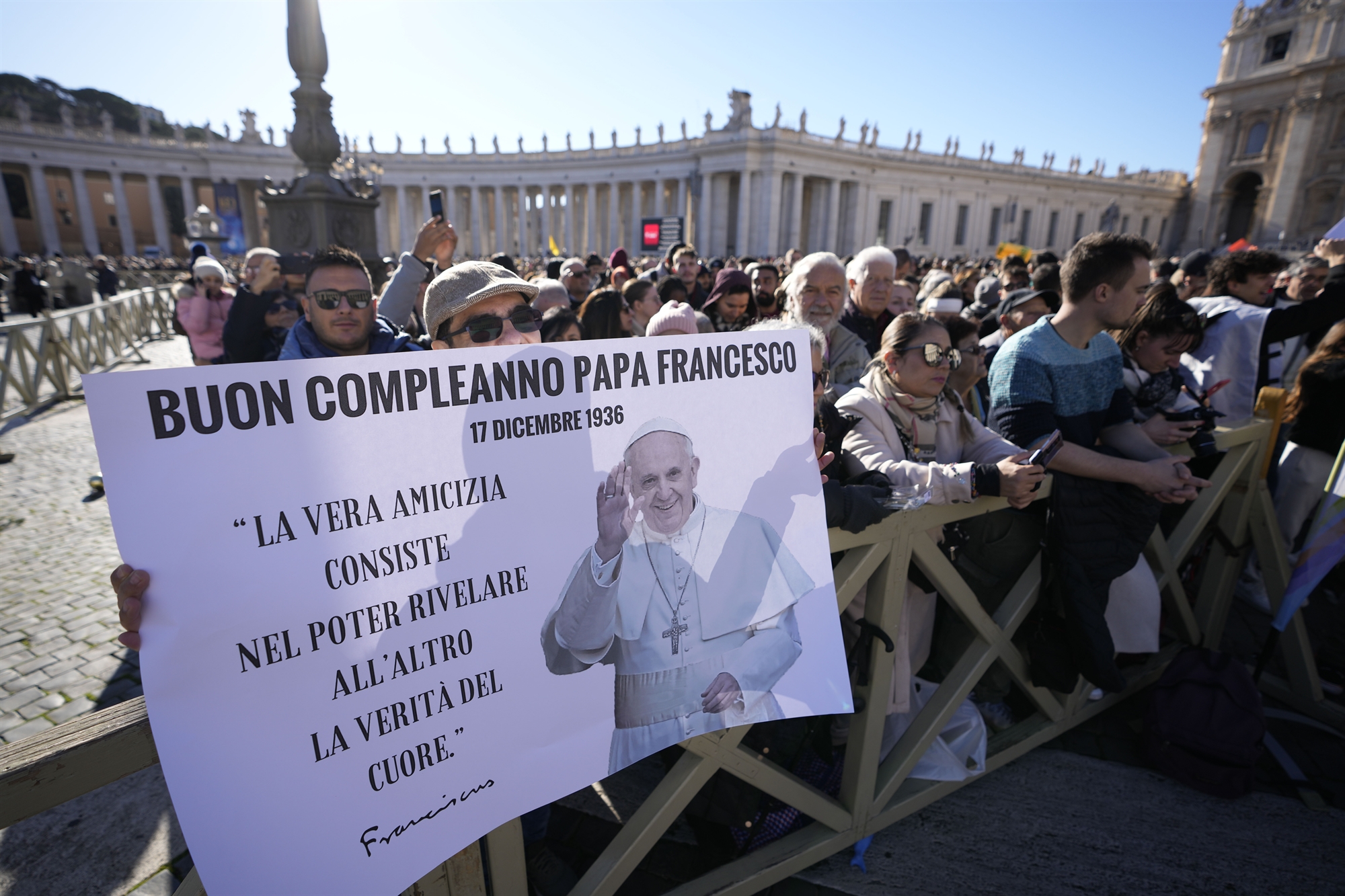 Ο Πάπας ευλογεί τα ομόφυλα ζευγάρια-1
