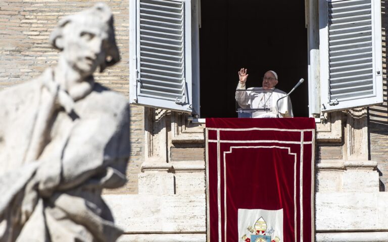 Ο Πάπας ευλογεί τα ομόφυλα ζευγάρια