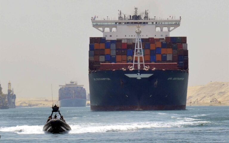 Ο μισός εμπορικός στόλος αποφεύγει την Ερυθρά Θάλασσα λόγω των επιθέσεων