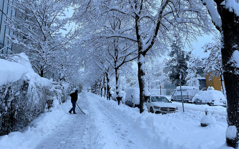 Μόναχο: Σε κλοιό χιονιά για δεύτερη ημέρα – Προβλήματα στις μετακινήσεις