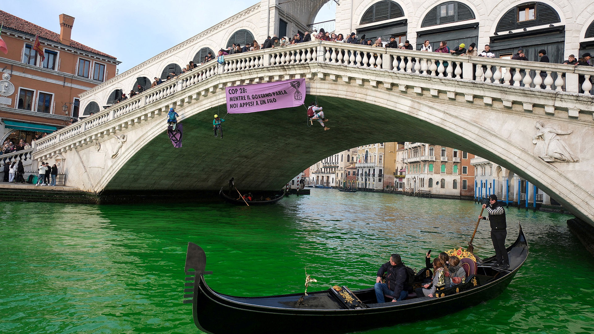 Ακτιβιστές «έβαψαν πράσινο» το Μεγάλο Κανάλι της Βενετίας-1