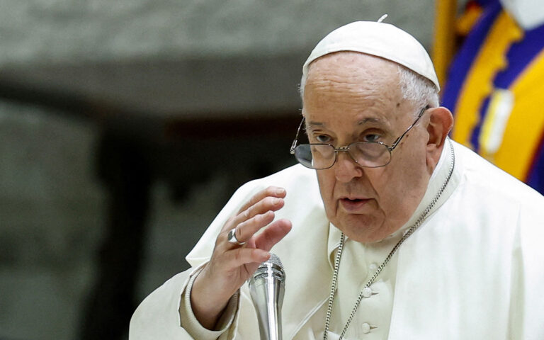 Πάπας Φραγκίσκος: «Οι ιερείς μπορούν να ευλογούν ομόφυλα ζευγάρια»
