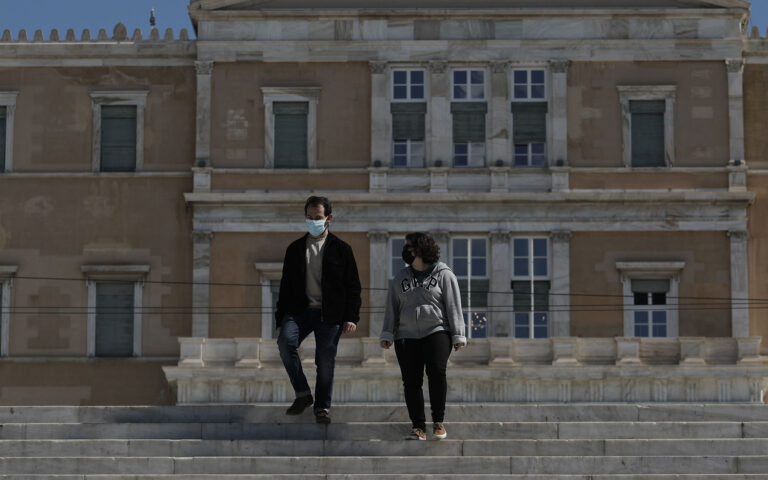 Επιτροπή Εμπειρογνωμόνων: Συστάσεις για χρήση μάσκας σε νοσοκομεία, κλειστούς χώρους και ΜΜΜ
