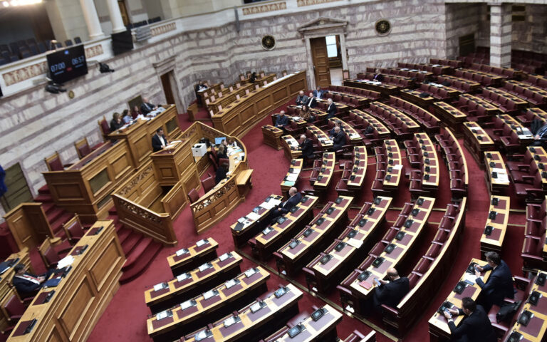 Βουλή: Σφοδρή σύγκρουση στη συζήτηση για τον προϋπολογισμό
