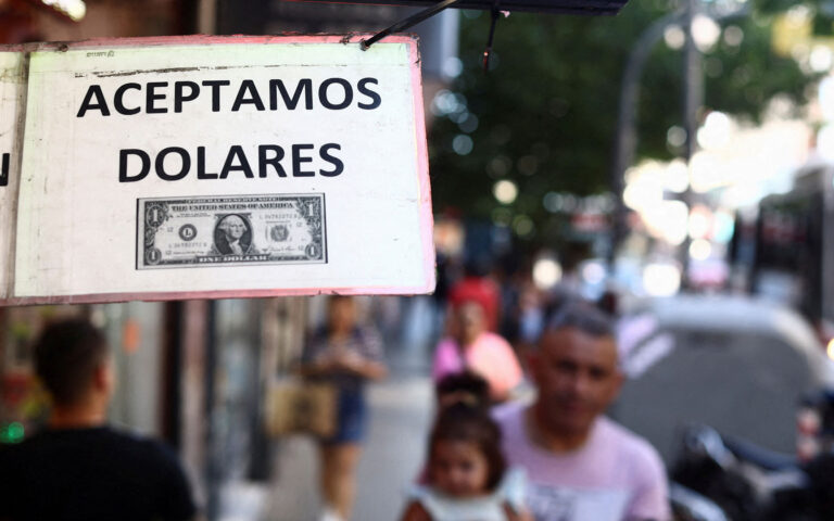 Αργεντινή: «Θα υποφέρουμε» λένε πολίτες, σοκαρισμένοι από τα σκληρά μέτρα λιτότητας