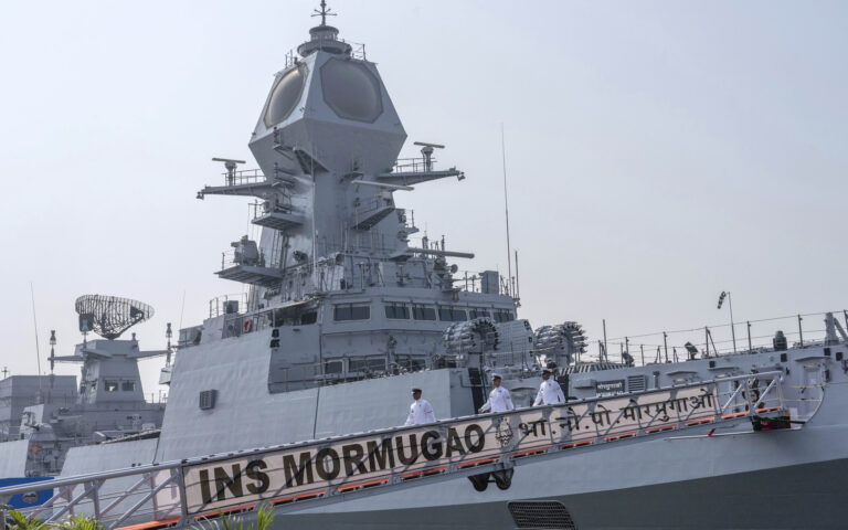 Η Ινδία στέλνει πολεμικά πλοία στην Ερυθρά Θάλασσα