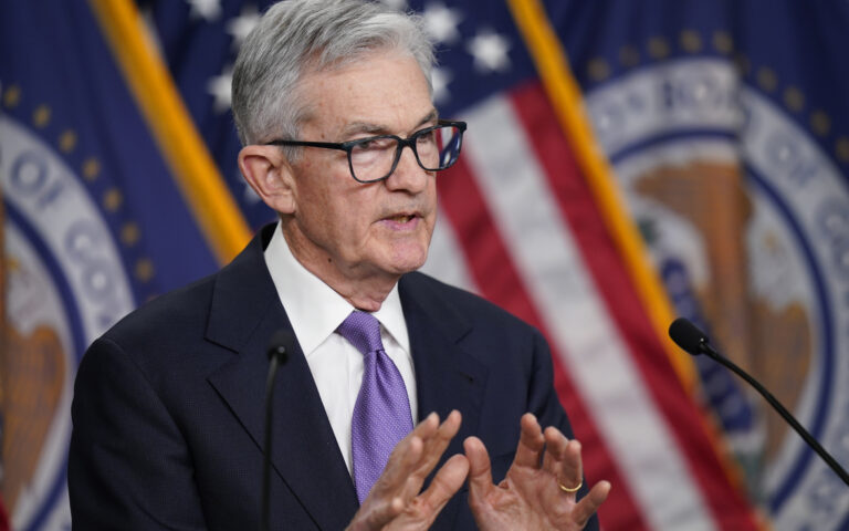 ΗΠΑ: Η Fed διατηρεί αμετάβλητα τα επιτόκια – Προβλέπει μειώσεις το 2024