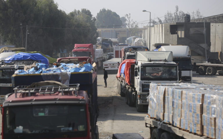 Φορτηγά με εμπορεύματα μπήκαν στη Γάζα για πρώτη φορά από την έναρξη του πολέμου