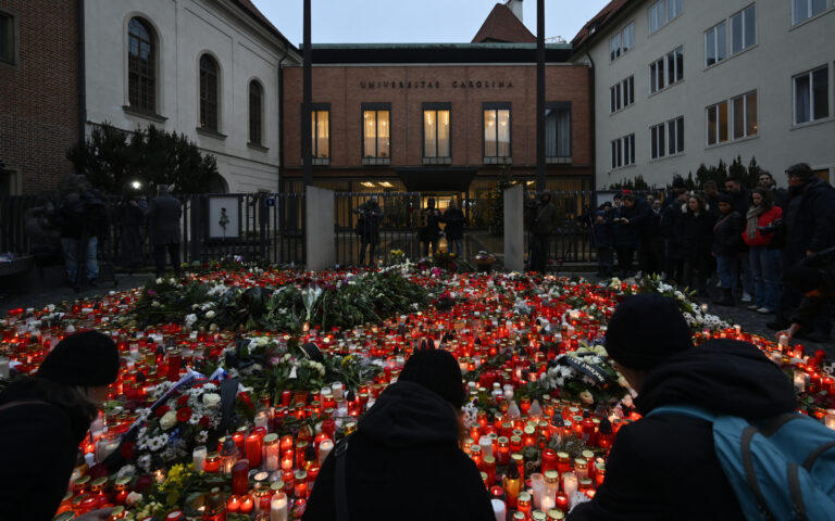 Επίθεση στην Πράγα: Οπλο στο σπίτι του δράστη συνδέεται με διπλή δολοφονία