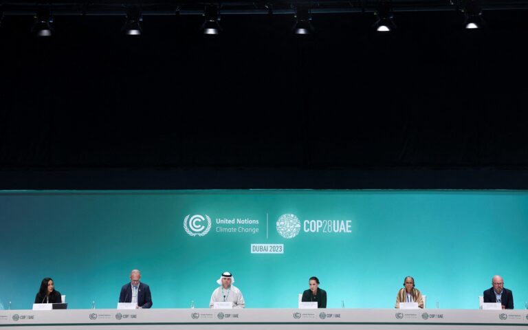 COP28: Οι μέχρι στιγμής δεσμεύσεις δεν επαρκούν για να περιοριστεί η άνοδος της θερμοκρασίας, κατά τον ΔΟΕ