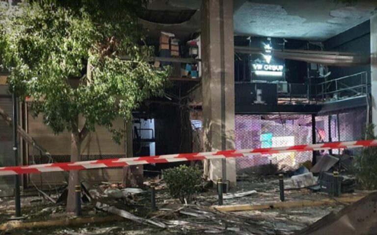 Πειραιάς: Σοβαρές ζημιές από έκρηξη σε πολυκατοικία με γραφεία – Δεν αναφέρονται τραυματισμοί