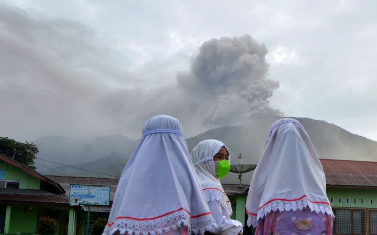 Ινδονησία: Τουλάχιστον 11 νεκροί ορειβάτες από έκρηξη ηφαιστείου – Αγνοούνται άλλοι 12