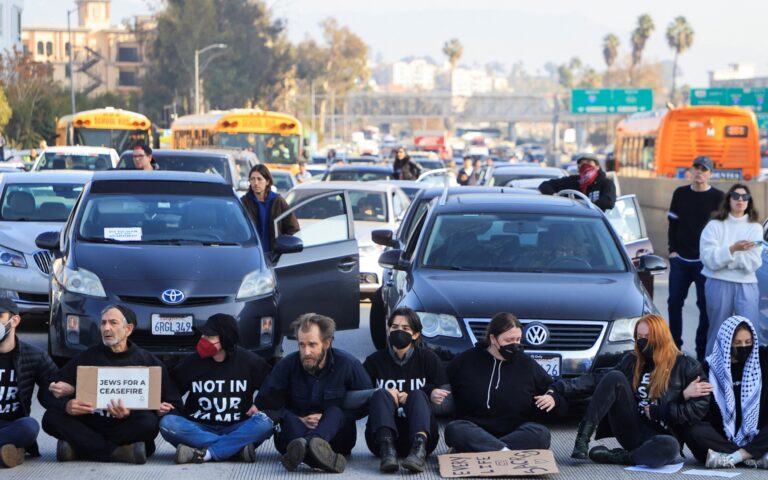 Λος Αντζελες: Διαδηλωτές κλείνουν αυτοκινητόδρομο απαιτώντας κατάπαυση του πυρός στη Γάζα