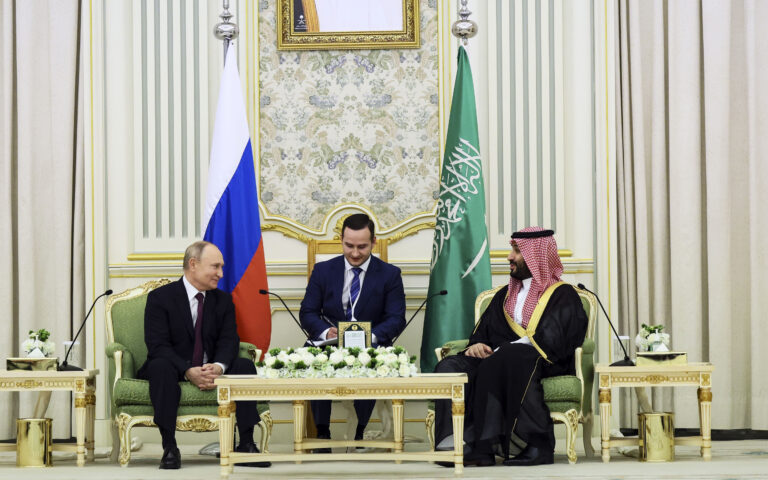 Πούτιν: Τι συζήτησε με τον  Σαουδάραβα πρίγκιπα διάδοχο στο αιφνιδιαστικό ταξίδι του στη Μέση Ανατολή