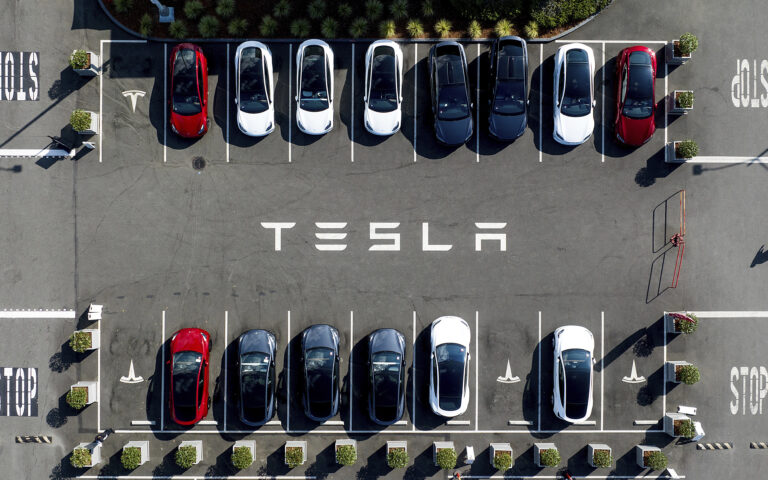 Tesla: Ανακαλεί πάνω από 2 εκατ. οχήματα λόγω ελαττώματος στον «αυτόματο πιλότο»