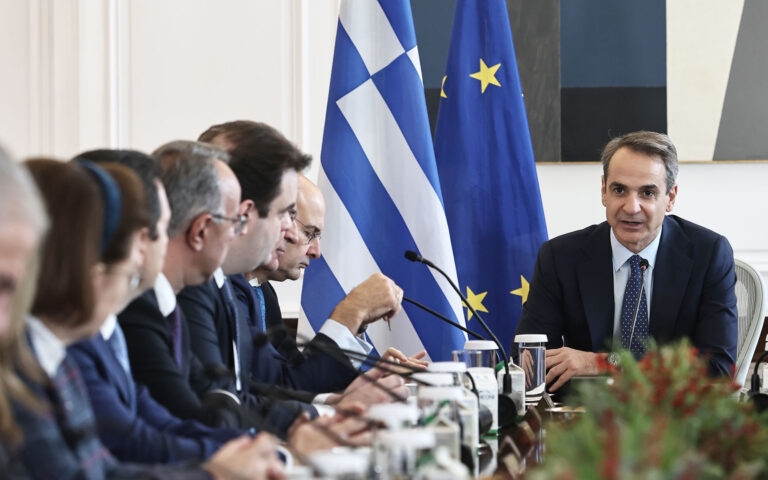 Κυβέρνηση: «Πίεση» σε ΠΑΣΟΚ και ΣΥΡΙΖΑ
