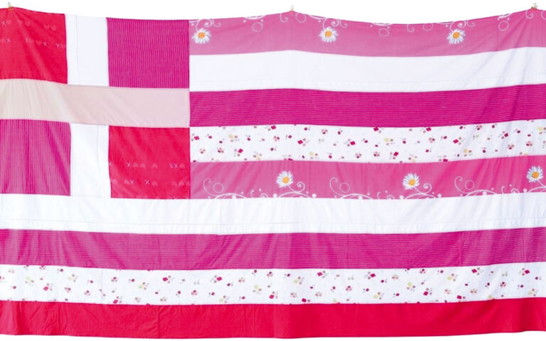 Θα βάζατε αυτή τη ροζ σημαία στο μουσείο σας;