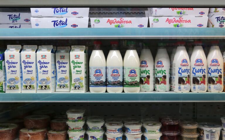 Το αγελαδινό γάλα είναι ακριβό στην Ελλάδα σε σχέση με την Ε.Ε.