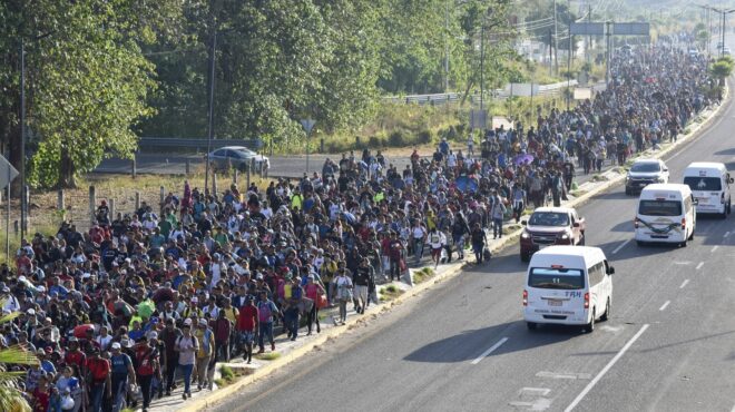 χιλιάδες-μετανάστες-στα-σύνορα-ηπα-562805446
