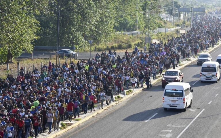 Χιλιάδες μετανάστες στα σύνορα ΗΠΑ – Μεξικού