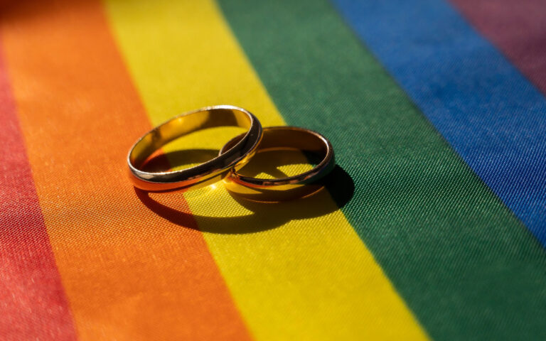 Θεωρείο: Υπέρ του γάμου, κατά της τεκνοθεσίας