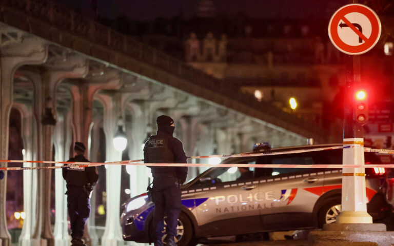 Αιματηρή επίθεση στο κέντρο του Παρισιού: Ενας νεκρός και δύο τραυματίες