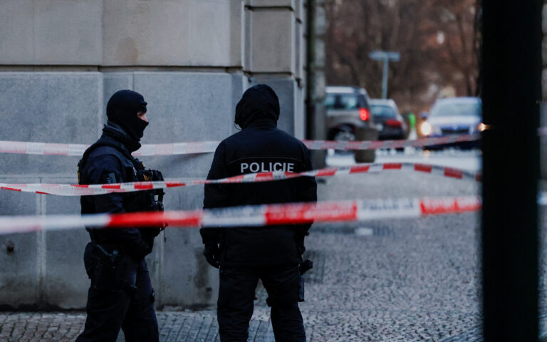 Πράγα: «Ο δράστης αυτοκτόνησε» ενώ βρισκόταν σε αστυνομικό κλοιό – Βίντεο από την επιχείρηση