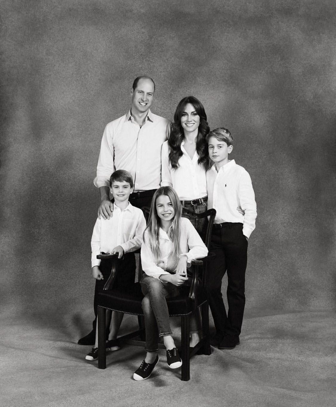 Britain: William and Kate-2 published a new photo with their children