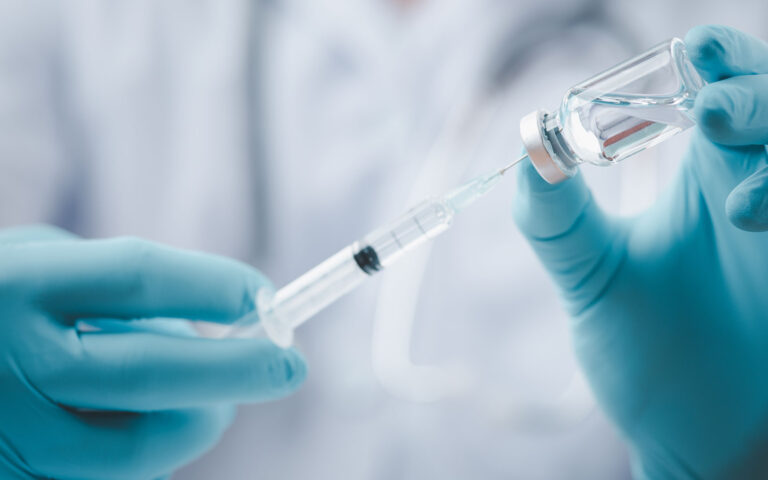 Politico: Η Ευρώπη «πέταξε» 215 εκατομμύρια δόσεις εμβολίων κορωνοϊού