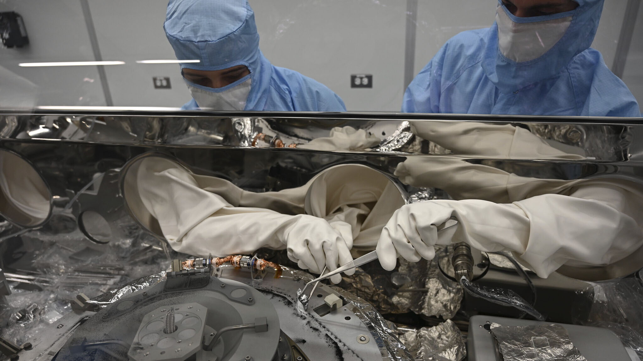«Πανευτυχής» η NASA: Ανοιξε έπειτα από μήνες κολλημένο δοχείο με «θησαυρούς» αστεροειδούς-1