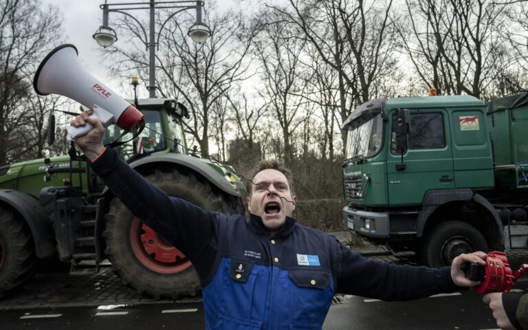 Γαλλία: Απόπειρα κατευνασμού αγροτών