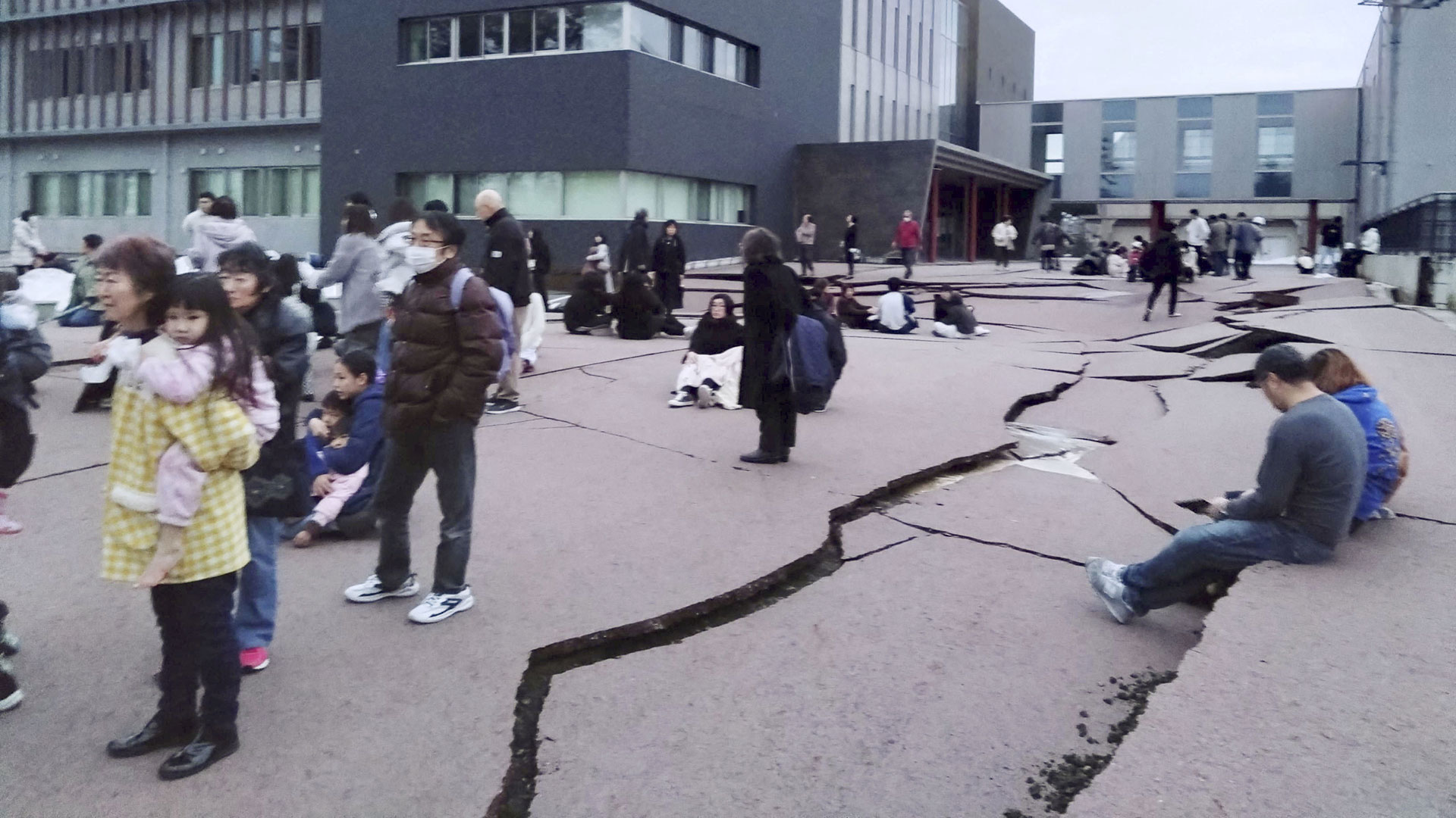 Ιαπωνία: Εικόνες μετά τον σεισμό 7,6 Ρίχτερ – Καταστροφές και εκκενώσεις περιοχών-2
