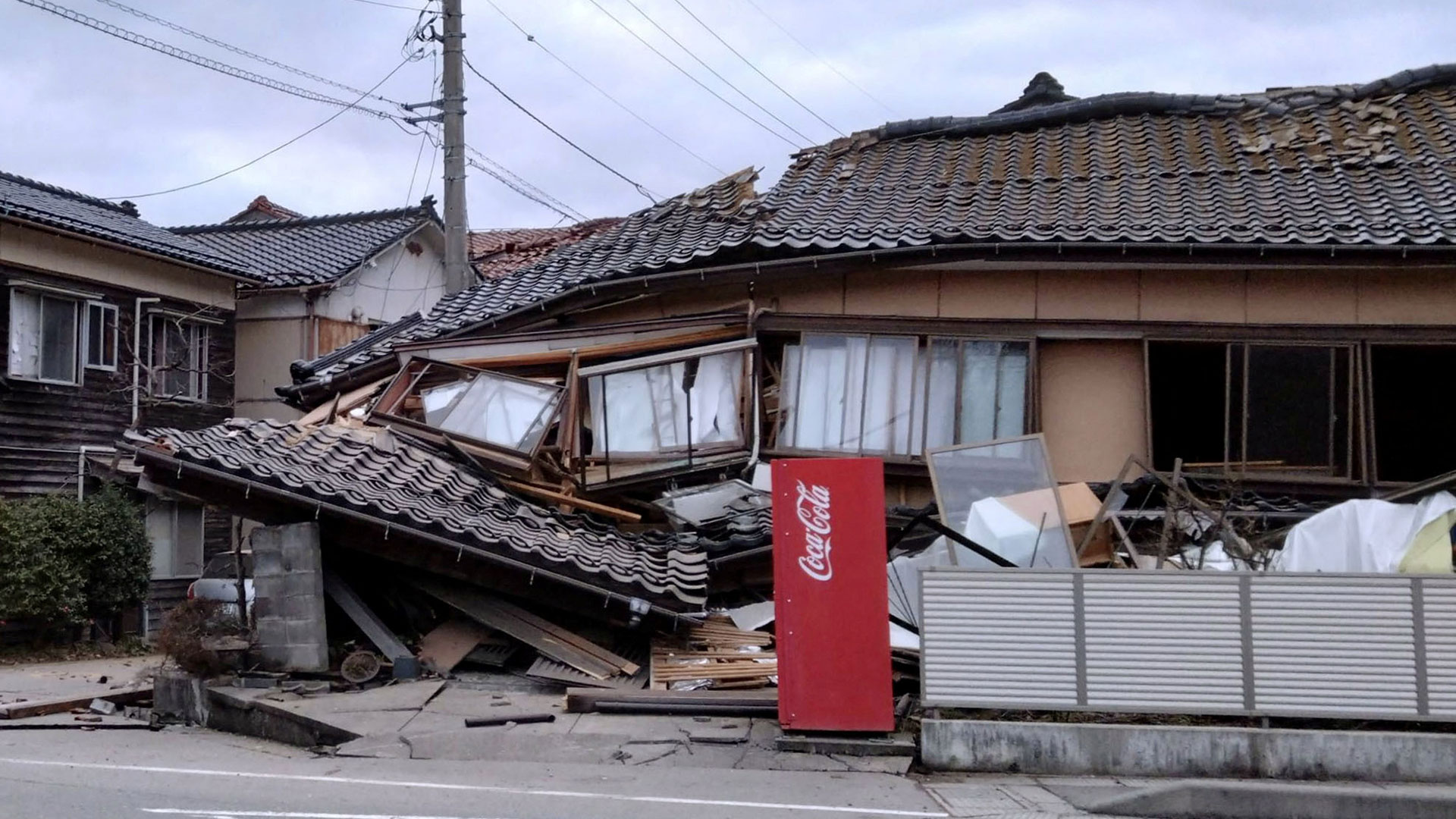 Ιαπωνία: Εικόνες μετά τον σεισμό 7,6 Ρίχτερ – Καταστροφές και εκκενώσεις περιοχών-6