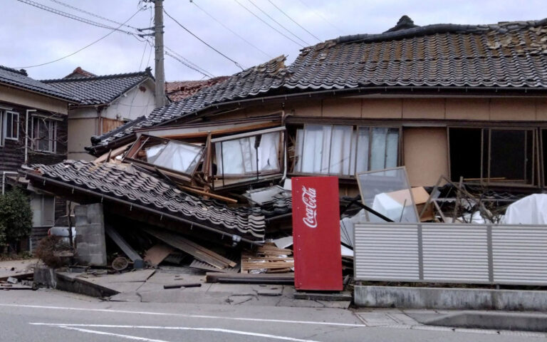Ιαπωνία: Μεγάλες καταστροφές μετά τον ισχυρό σεισμό – Υποβάθμιση της προειδοποίσης για τσουνάμι