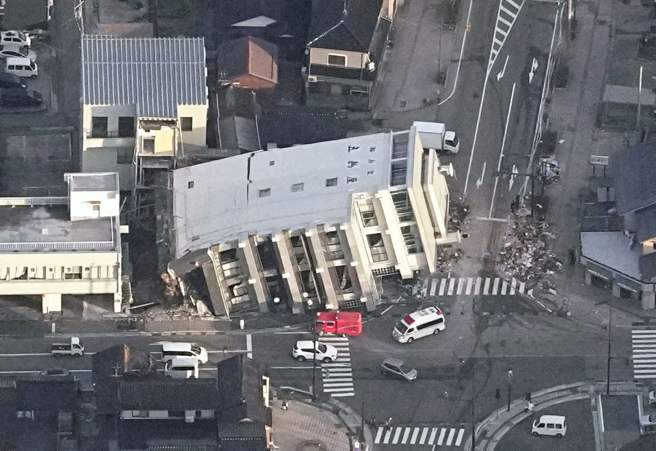 Ιαπωνία: Στους 30 οι νεκροί από τους σεισμούς – Μάχη με τον χρόνο για επιζώντες-1