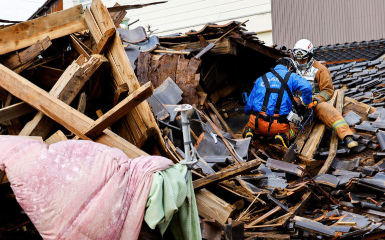 Ιαπωνία: Μάχη με τον χρόνο για τους επιζώντες – Προβλήματα στην παροχή βοήθειας