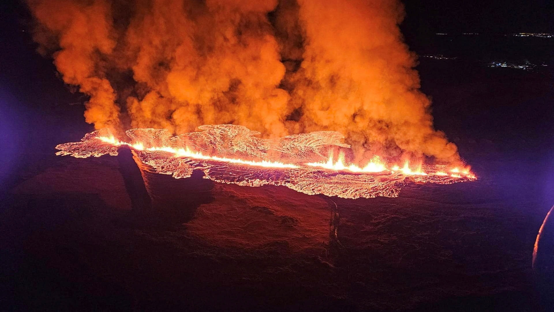 Ισλανδία: Νέα έκρηξη ηφαιστείου στη χερσόνησο Ρεϊκιάνες (Βίντεο – Φωτογραφίες)-1