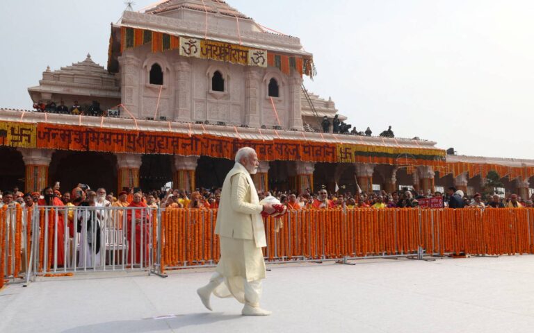 Ινδία: Ο Μόντι εγκαινιάζει αμφιλεγόμενο ινδουιστικό ναό – «Ερχεται μια νέα εποχή»