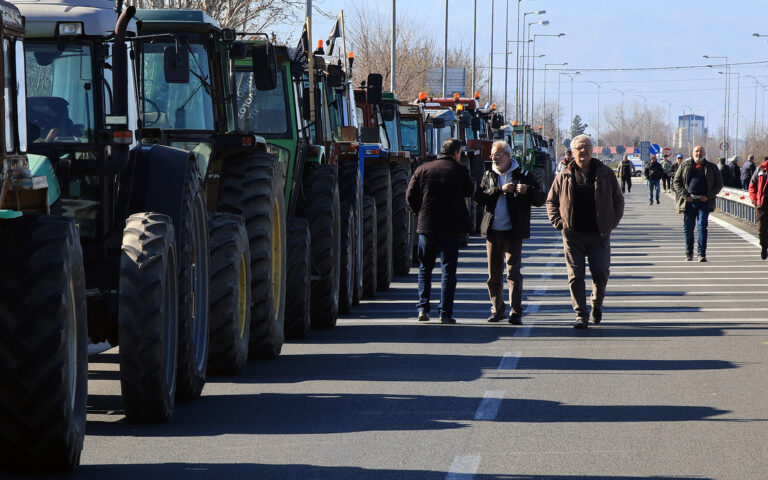 Αγρότες: Eκλεισε η Εθνική Οδός Αθηνών – Λαμίας στην Αταλάντη (βίντεο)